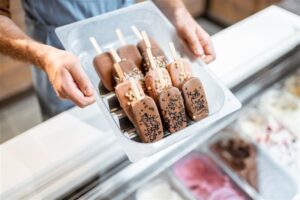 Este verano, ten siempre a mano tus snacks y bebidas más refrescantes con los frigoríficos Hisense Kitchen Fit